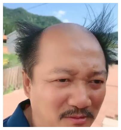 光是唐鉴军的发型就足以让人震撼了,话说在离开刘能之后,谢广坤怎么