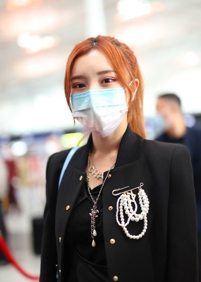 戴燕妮全黑look秀小细腿 橙色头发扎高马尾__财经头条