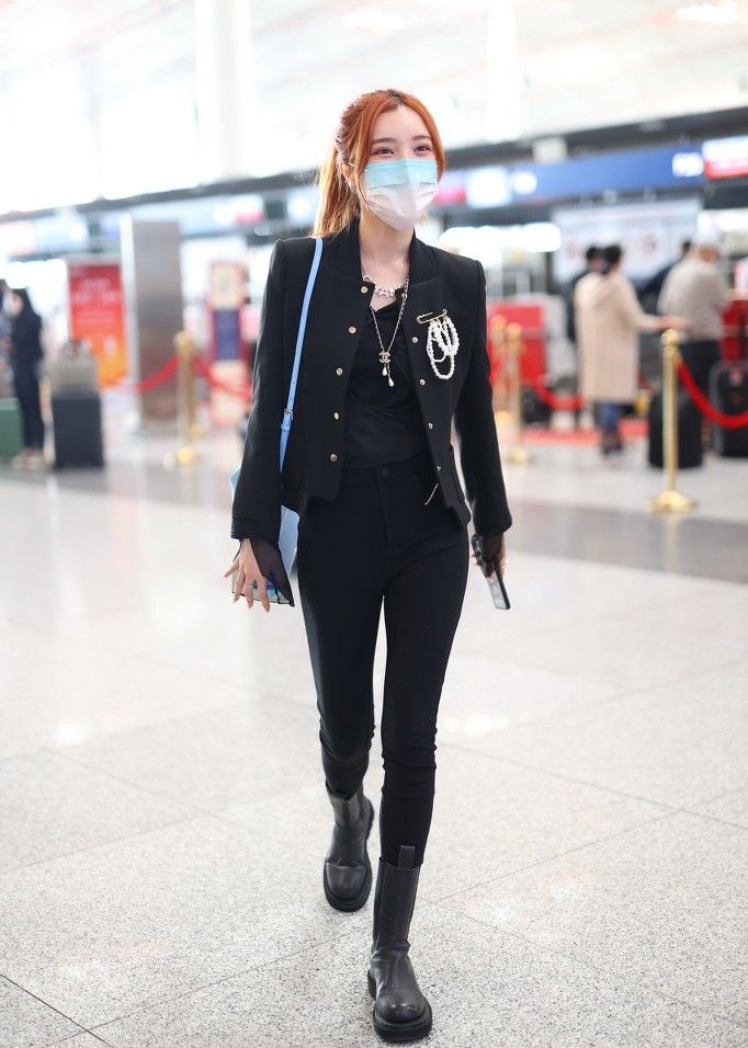 戴燕妮全黑look秀小细腿 橙色头发扎高马尾__财经头条