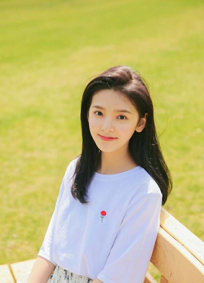 夏季不需要太复杂看看章若楠的穿搭简约风元气满满