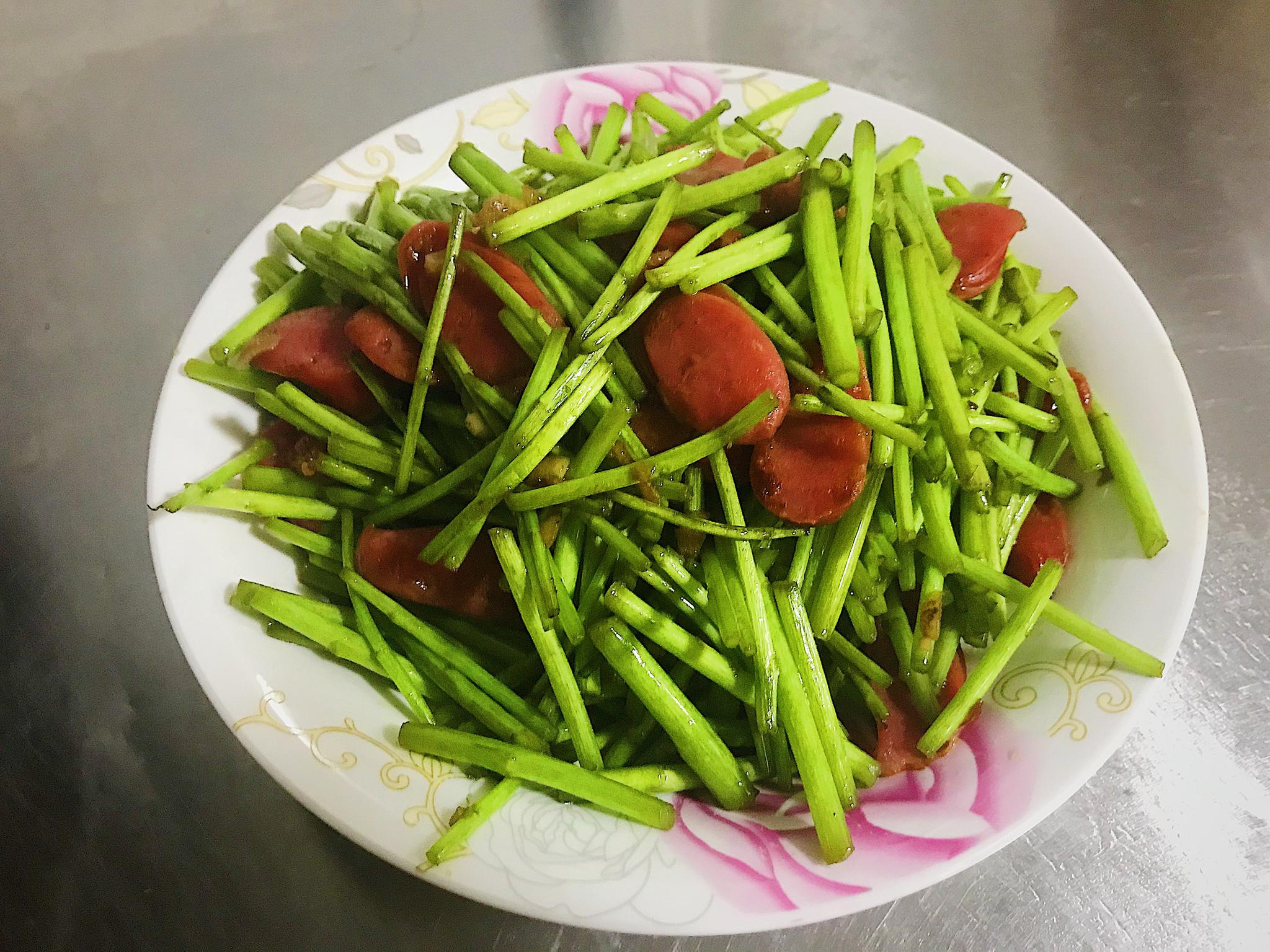 脆嫩口感的清炒藜蒿,开胃又下饭,值得推荐的家常小炒!