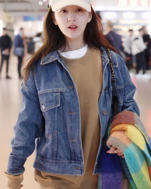 赵露思秋季百变卫衣穿搭,乍一看觉得太随意,其实落落大方好喜欢