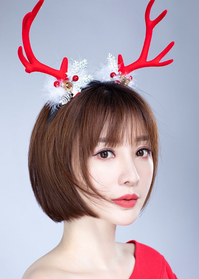 柳岩圣诞化身"麋鹿少女" 短发灵动小露香肩气质绝美