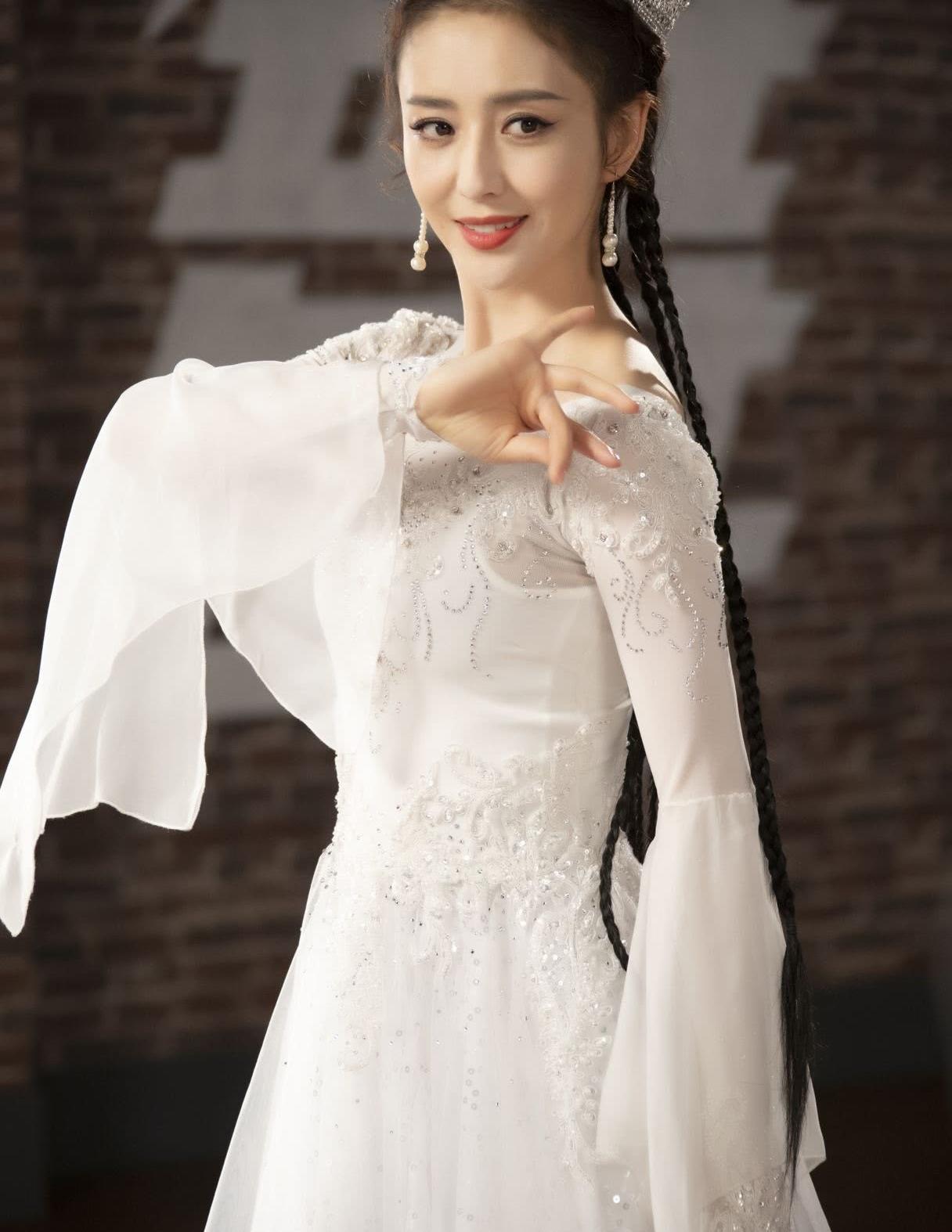 佟丽娅舞蹈表演也能惊艳观众 选唇色也是她的强项啊_凤凰网
