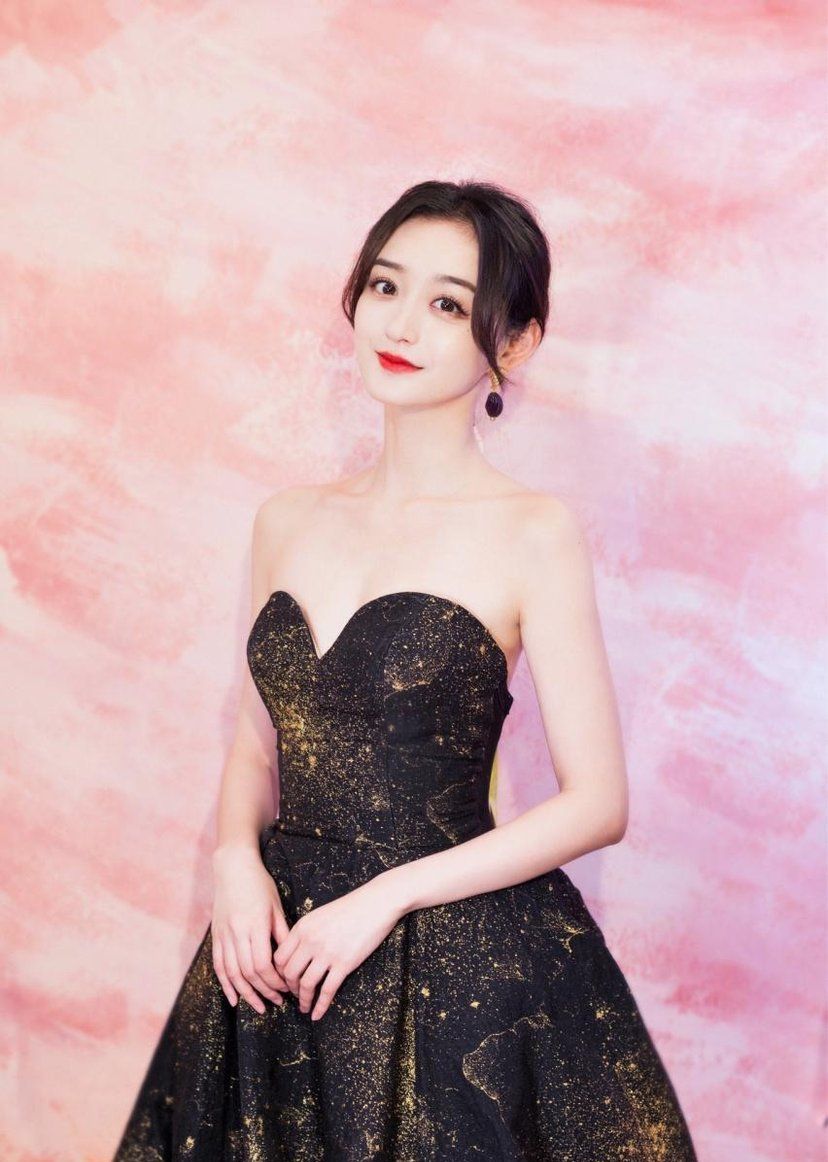 何泓姗一袭长裙,气质高贵,美丽大方,优雅迷人__财经头条