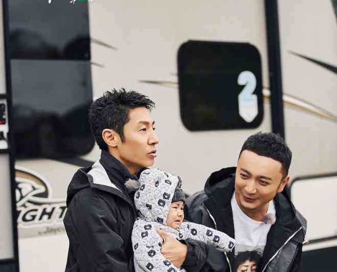 撒贝宁混血龙凤胎罕见现身!女儿穿条纹裙像名媛,儿子抱着太娇气