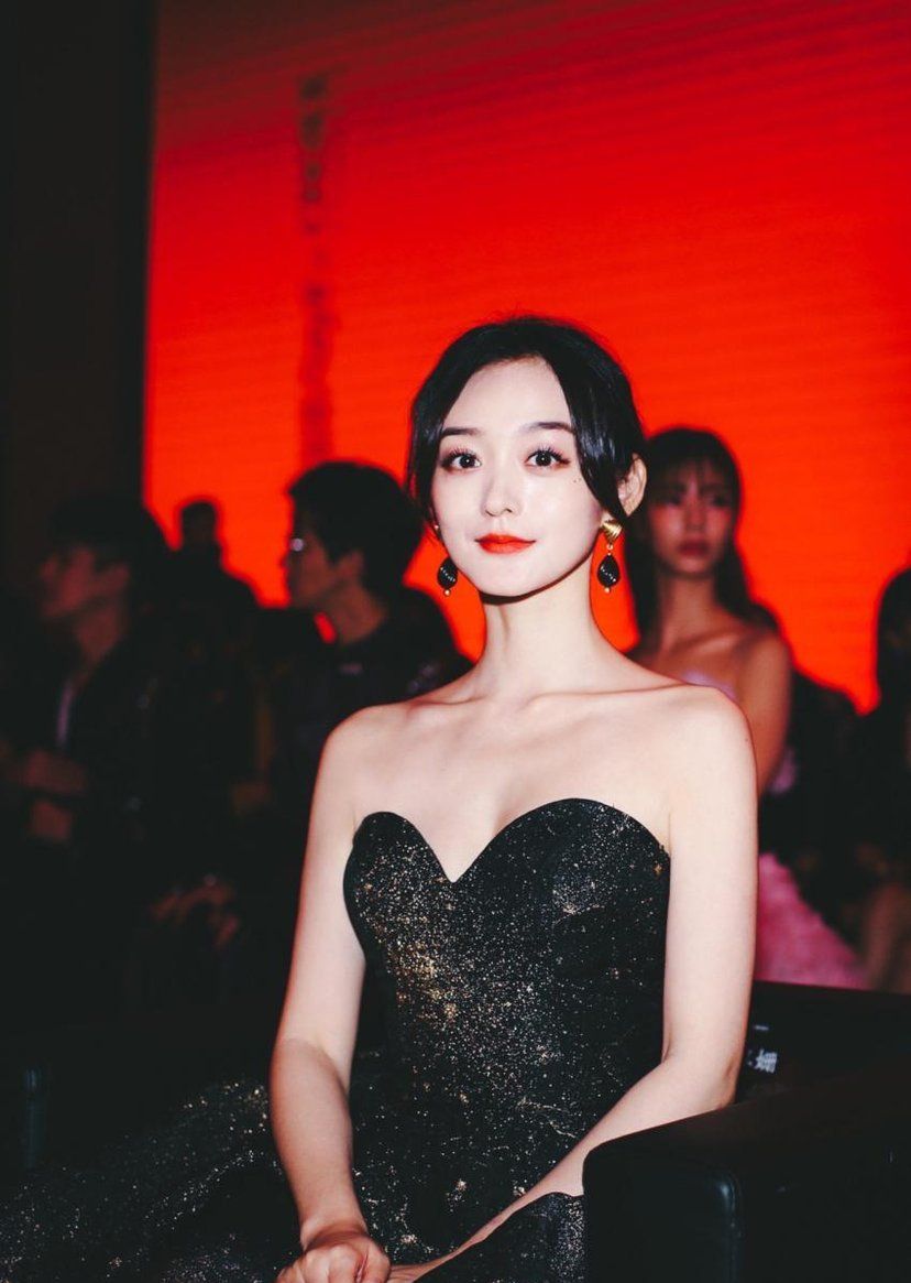 何泓姗一袭长裙,气质高贵,美丽大方,优雅迷人__财经头条