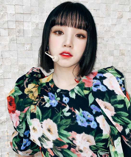 宋雨琦放弃羊毛卷尝试新发型剪波波头短发像换了一个人