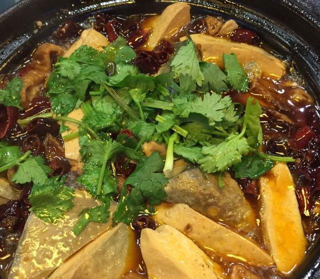 大厨教你做金陵双臭煲,肥肠香而不腻,臭豆腐外脆里嫩多汁