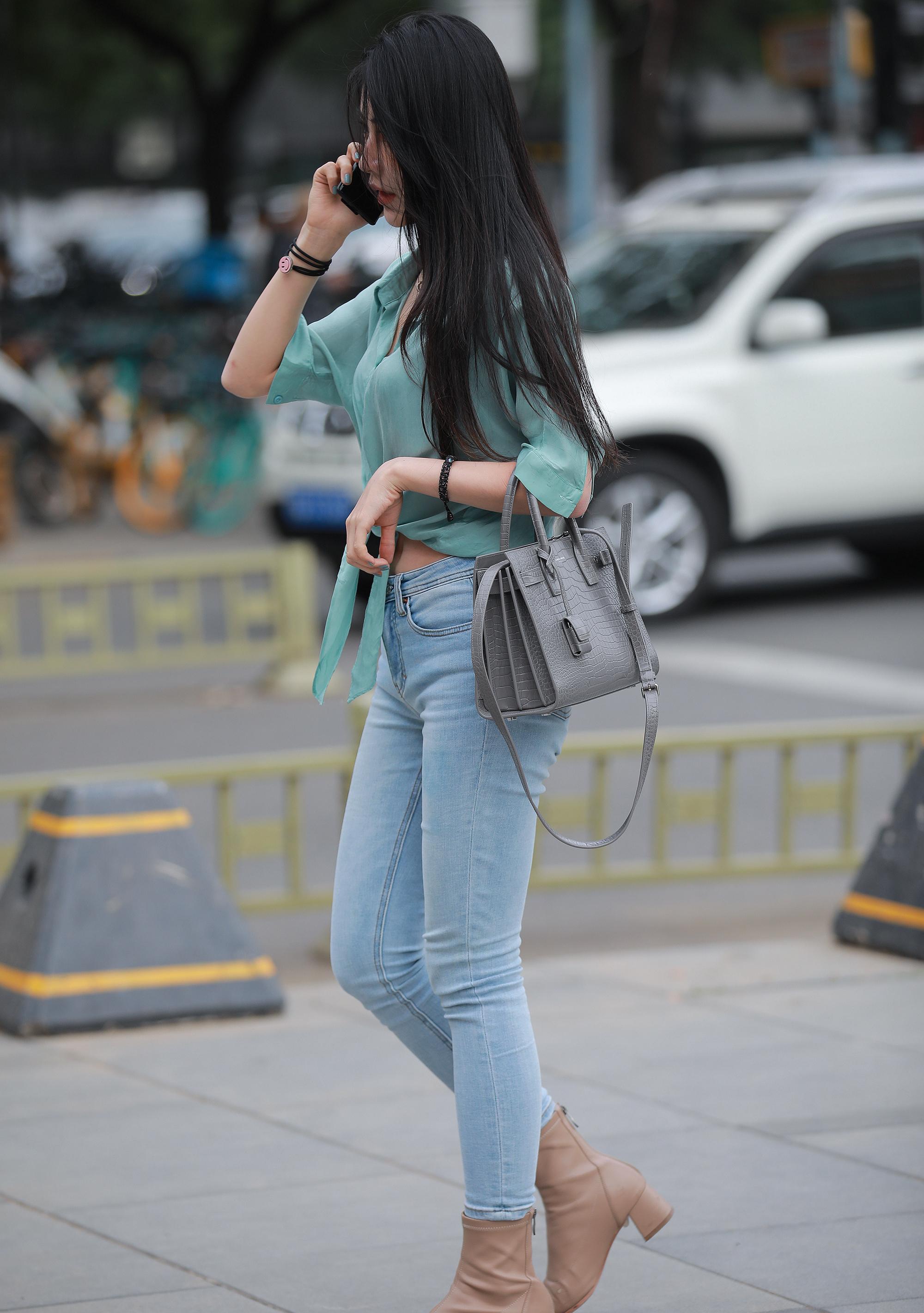 高挑女神秀超美颜值,牛仔裤升级时尚感,最佳女友便是如此__财经头条