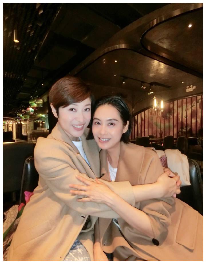 2大女神合影,朱茵和陈法蓉亲密互搂,网友:阿轲龙儿重逢