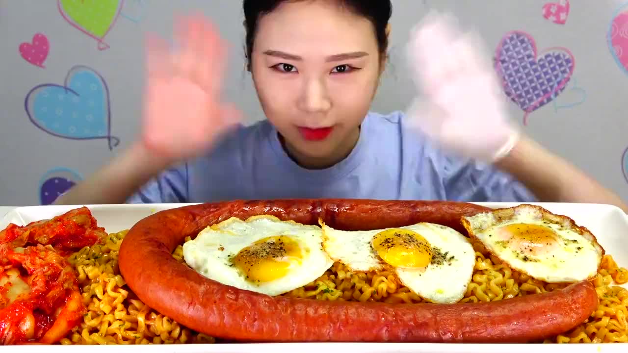 韩国大胃王卡妹,吃大香肠 方便面 荷包蛋,大口大口地吃.