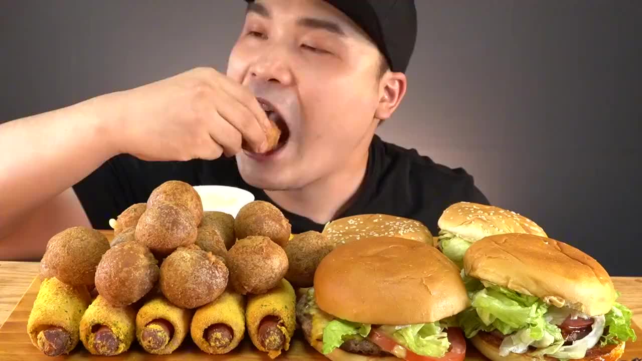 美国大胃王10分钟吃75个热狗夺冠:14年内第13次拿下冠军