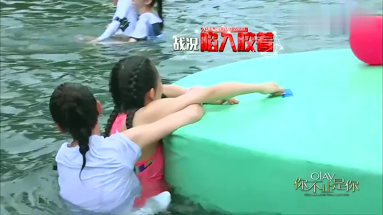 赵雅芝和刘嘉玲水中相爱相杀,依旧不忘保持优雅,网友:太美了