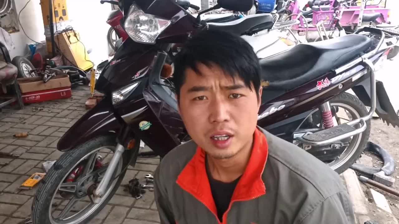 造成摩托车碟刹不灵敏的真正原因你知道吗?师傅教你用一分钟修好