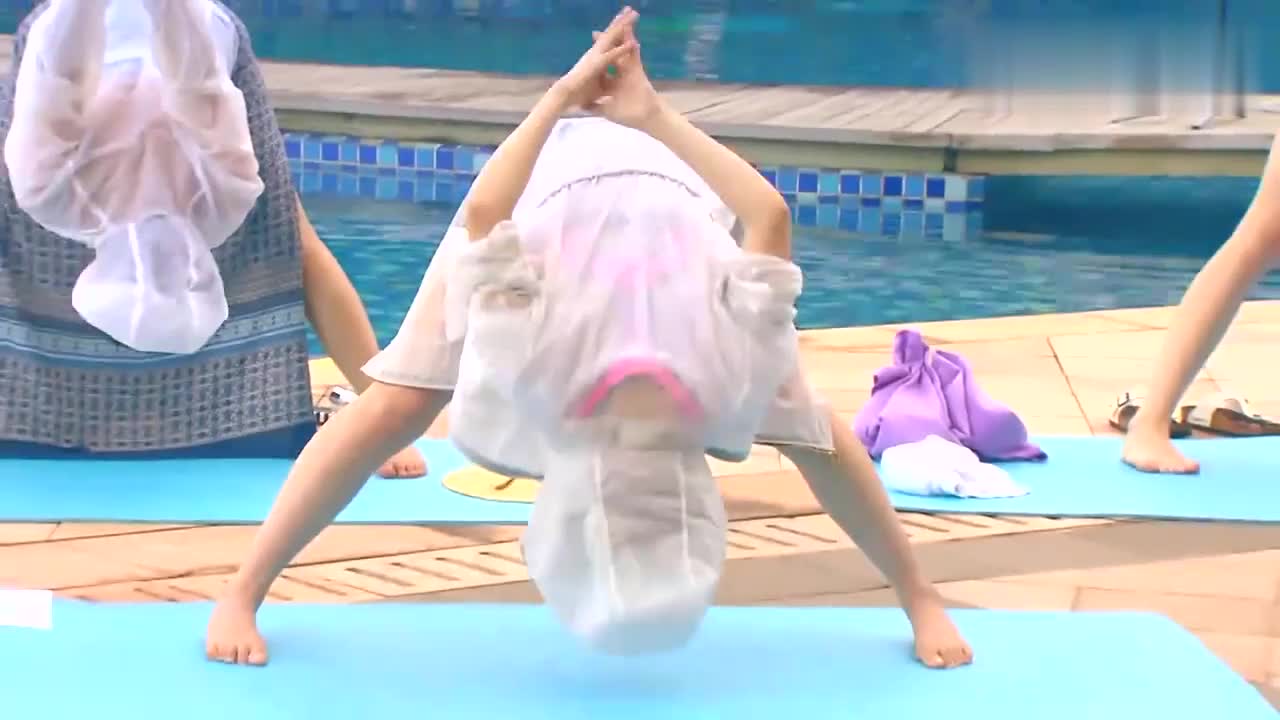 赵丽颖林青霞练瑜伽难度技术超高接下来一幕真尴尬