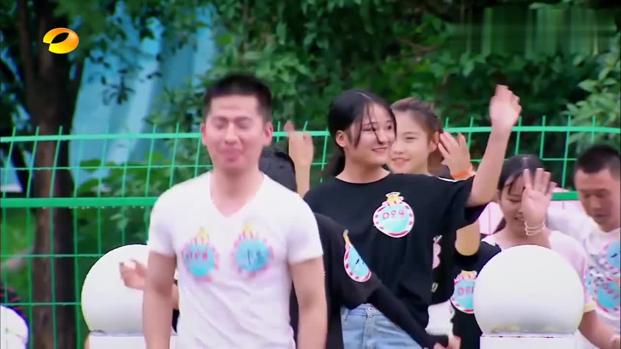 摇啊笑啊桥:小绵羊队以柔克刚,全员粉色套装动感十足,秒杀对手