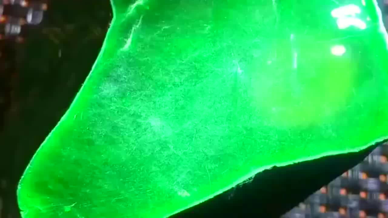 漂亮的原石,满色帝王绿,小哥连夜就去看跑车了!-新浪汽车