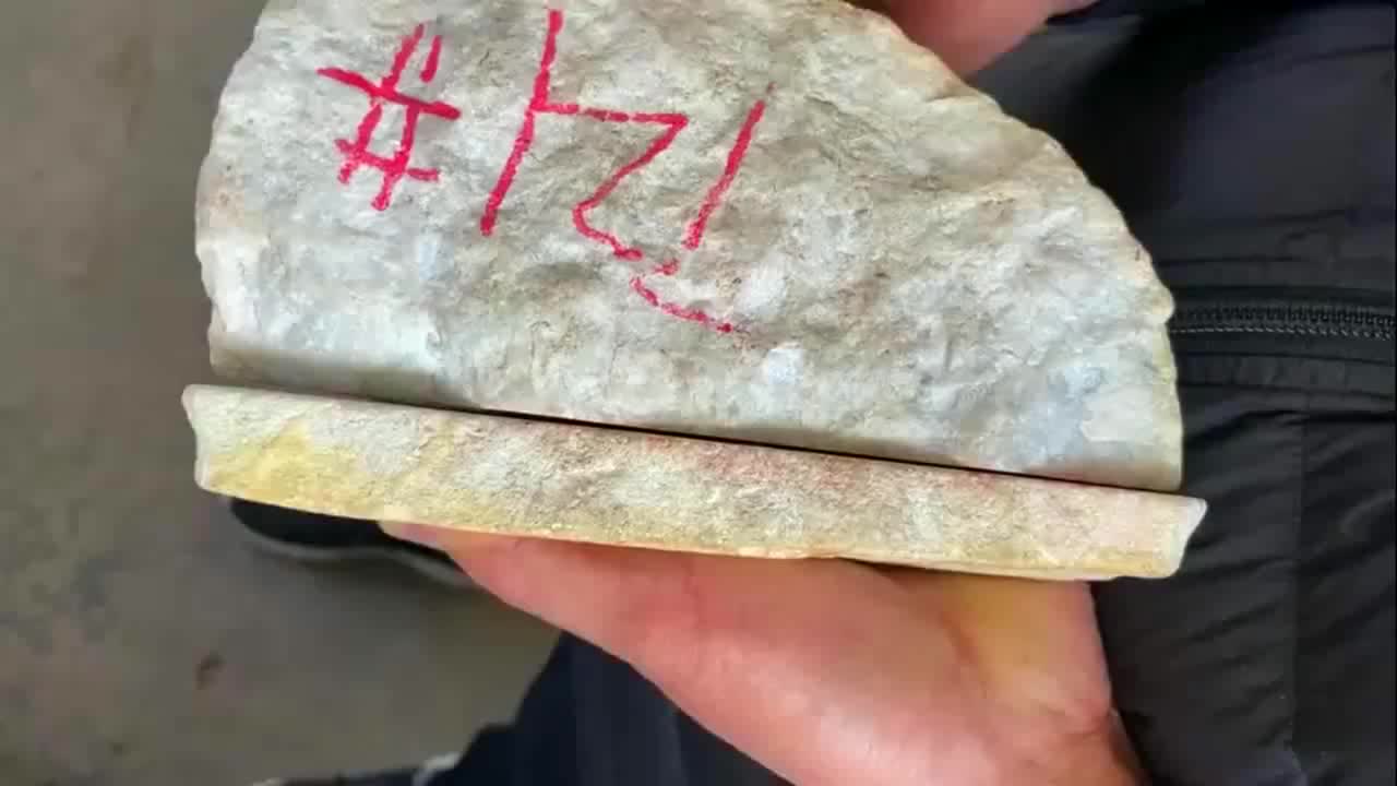 断口处隐约能看到至少大理石级别的种水,切开玉石表演了一波奇迹