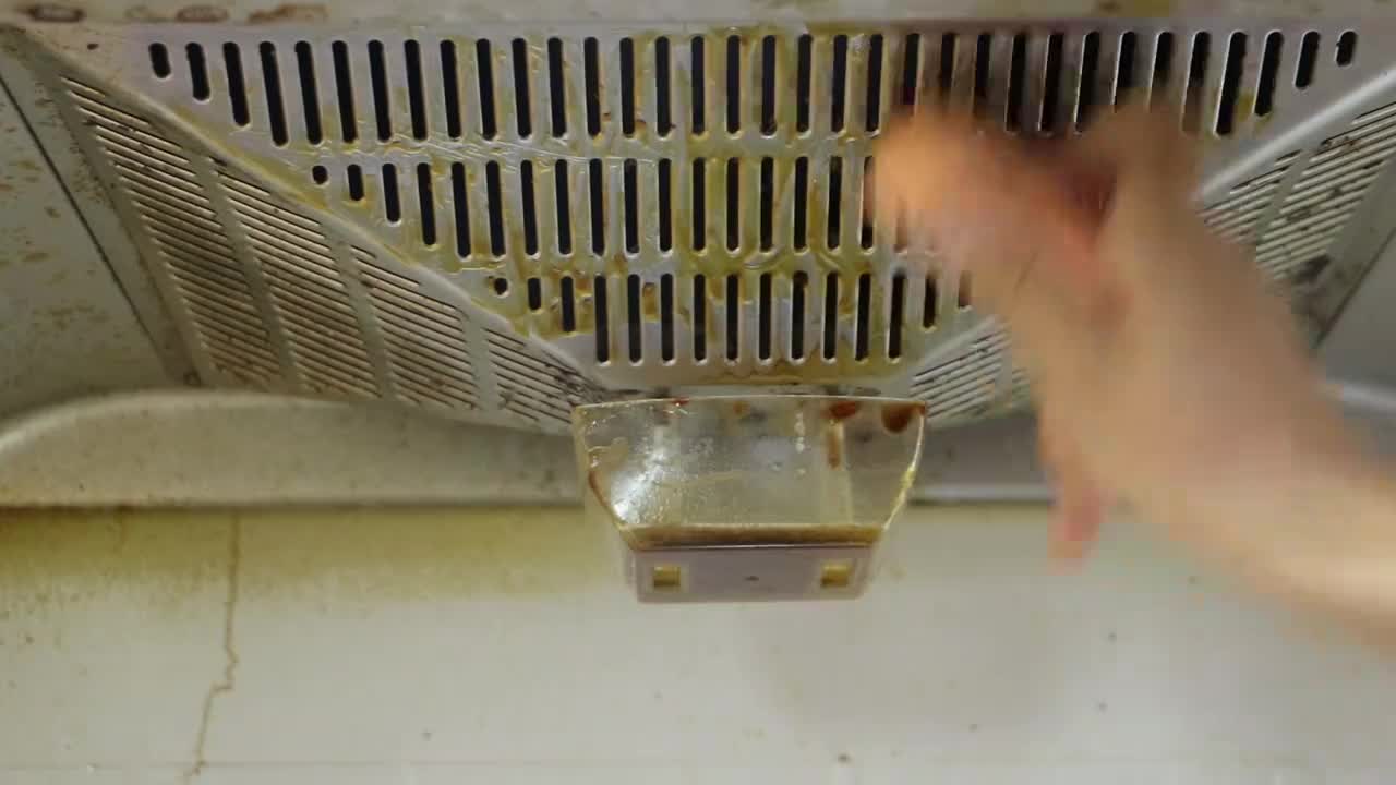 1. 使用洗洁精和热水清洗