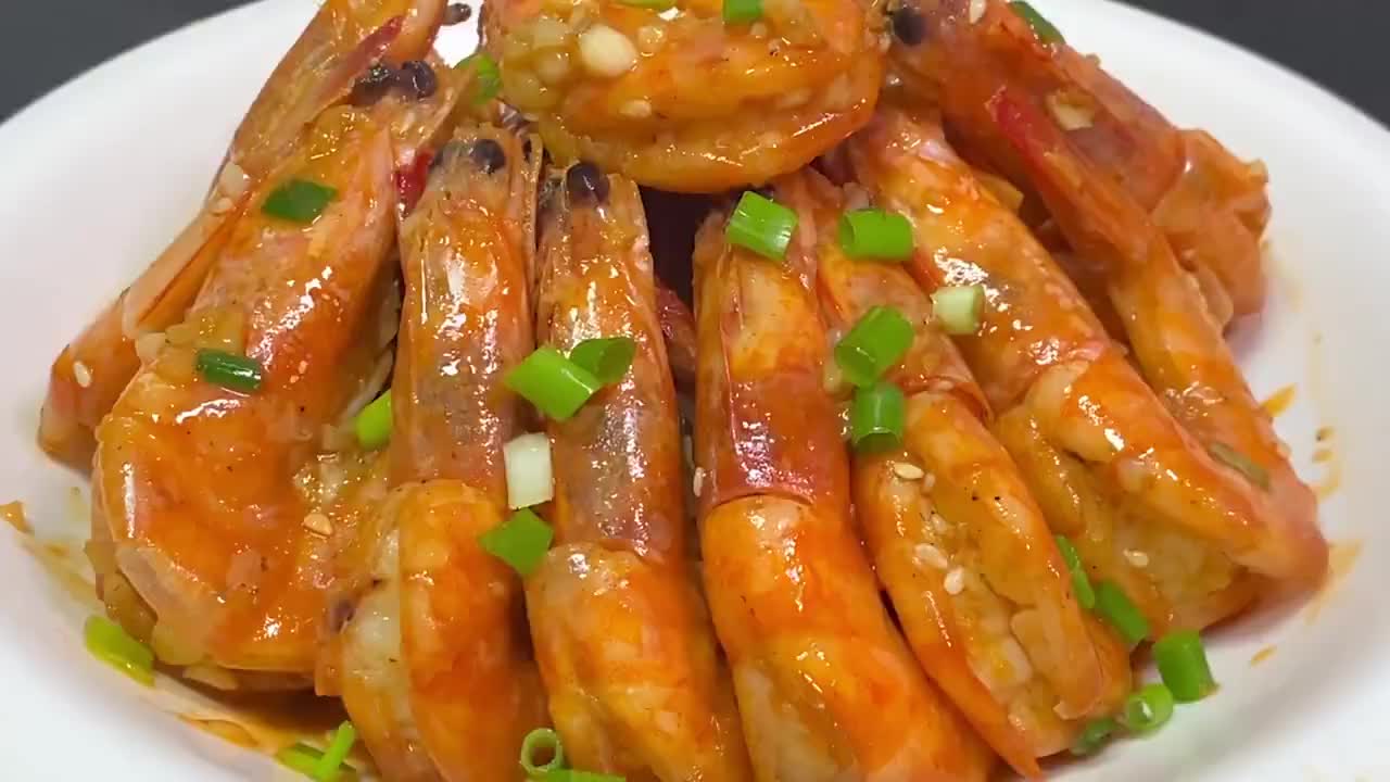 大虾这样做太的好吃了,虾肉鲜嫩很入味,做法简单,看着就流口水