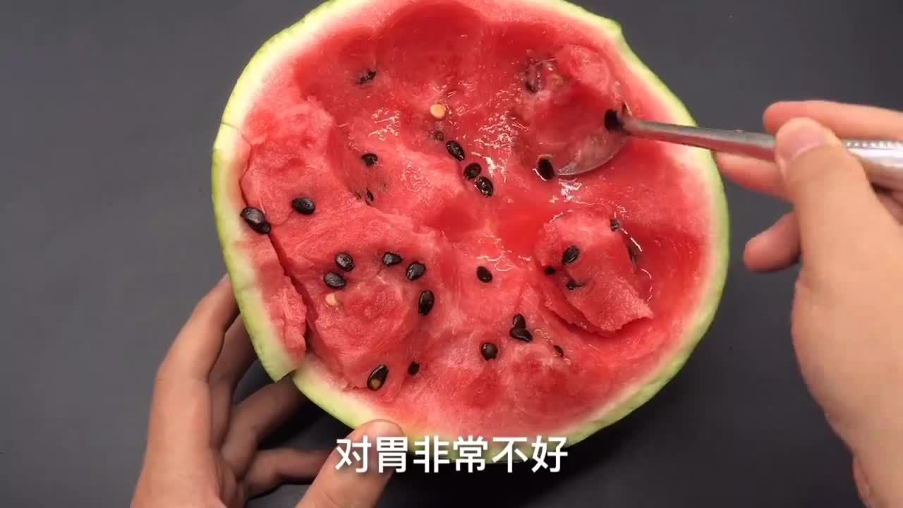 为什么吃西瓜不能用勺子挖着吃我也才知后果看看吧
