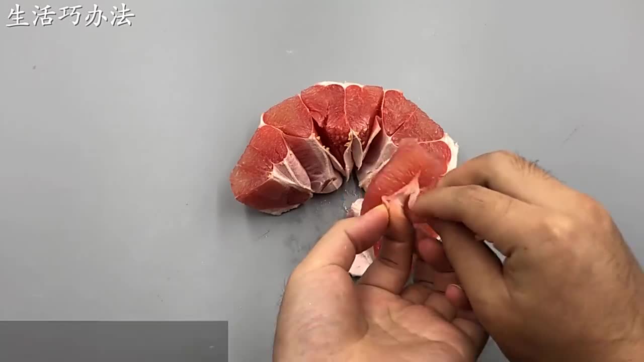 柚子剥皮一定要用这个方法简单完整剥出果肉省时又方便