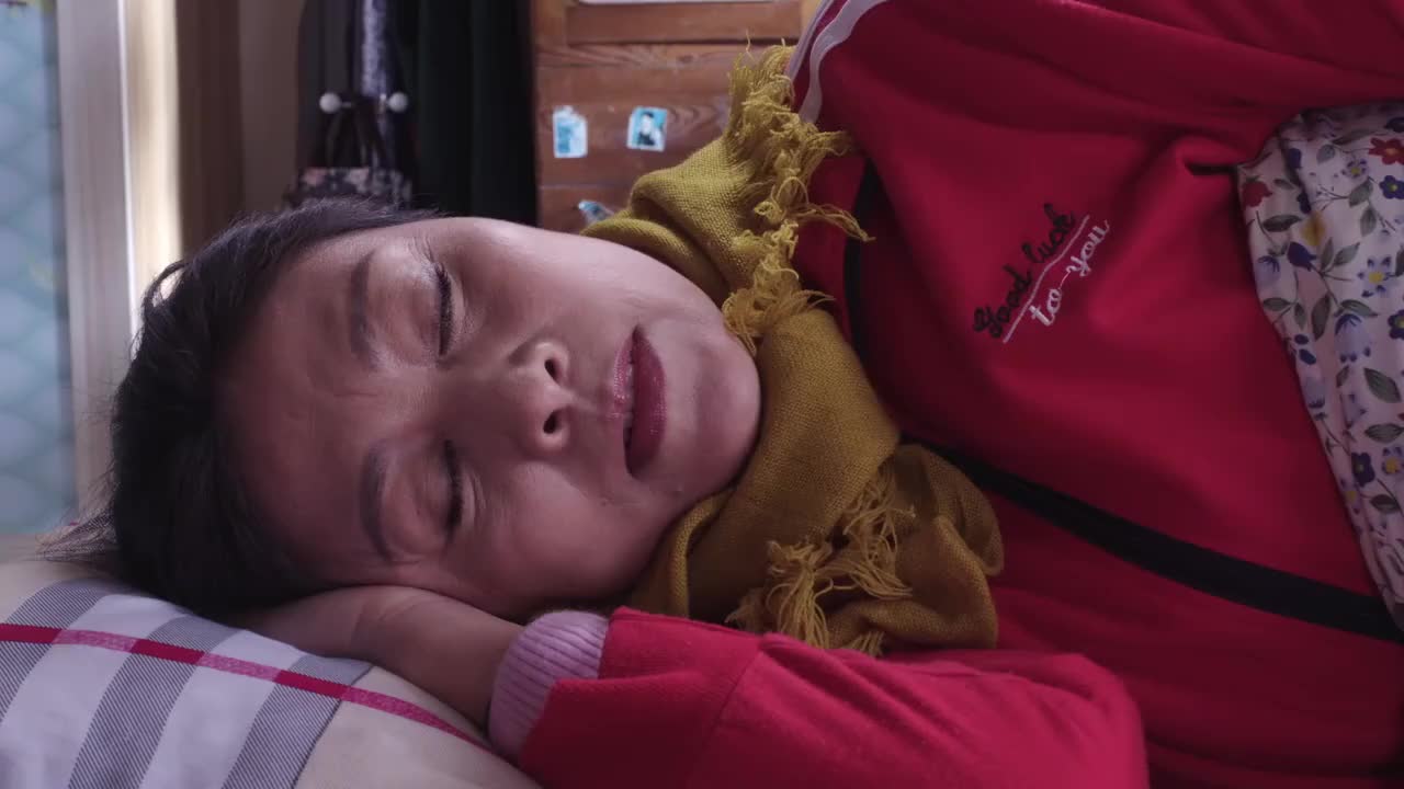 温暖的村庄陈英因为儿子喜欢王倩的事情烦恼连练舞都没心情去