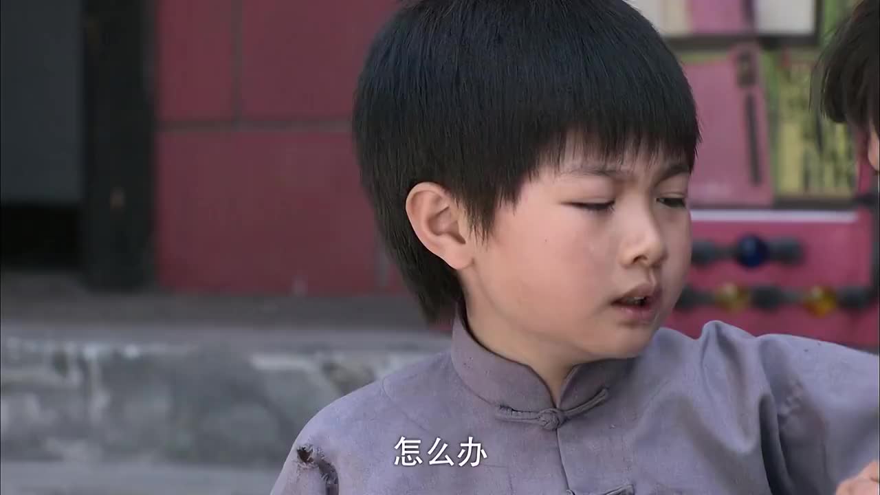 天涯赤子心小君十分伤心小杰为了安慰姐姐给姐姐吹口琴