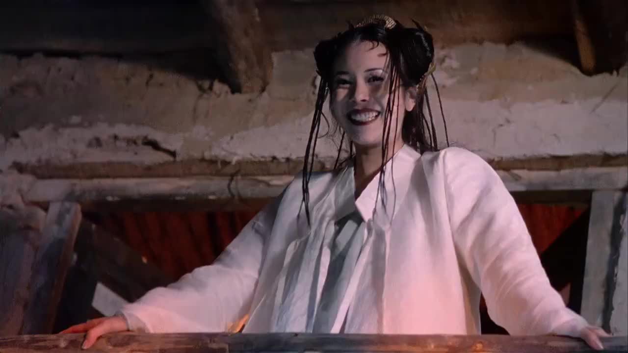 大话西游二当家爬墙偷看三十娘谁料看到这个瞬间吓傻了