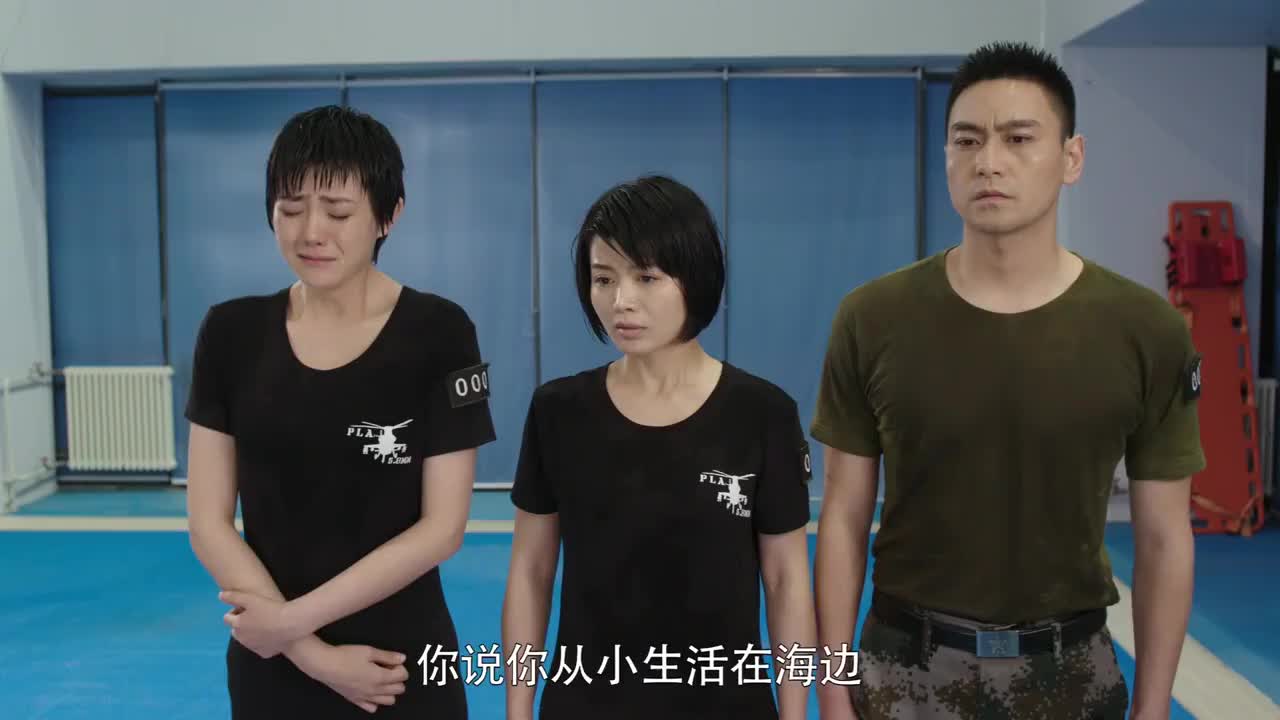 霹雳火小时候的谢思潇拼了命去救妈妈可奈何身体不行