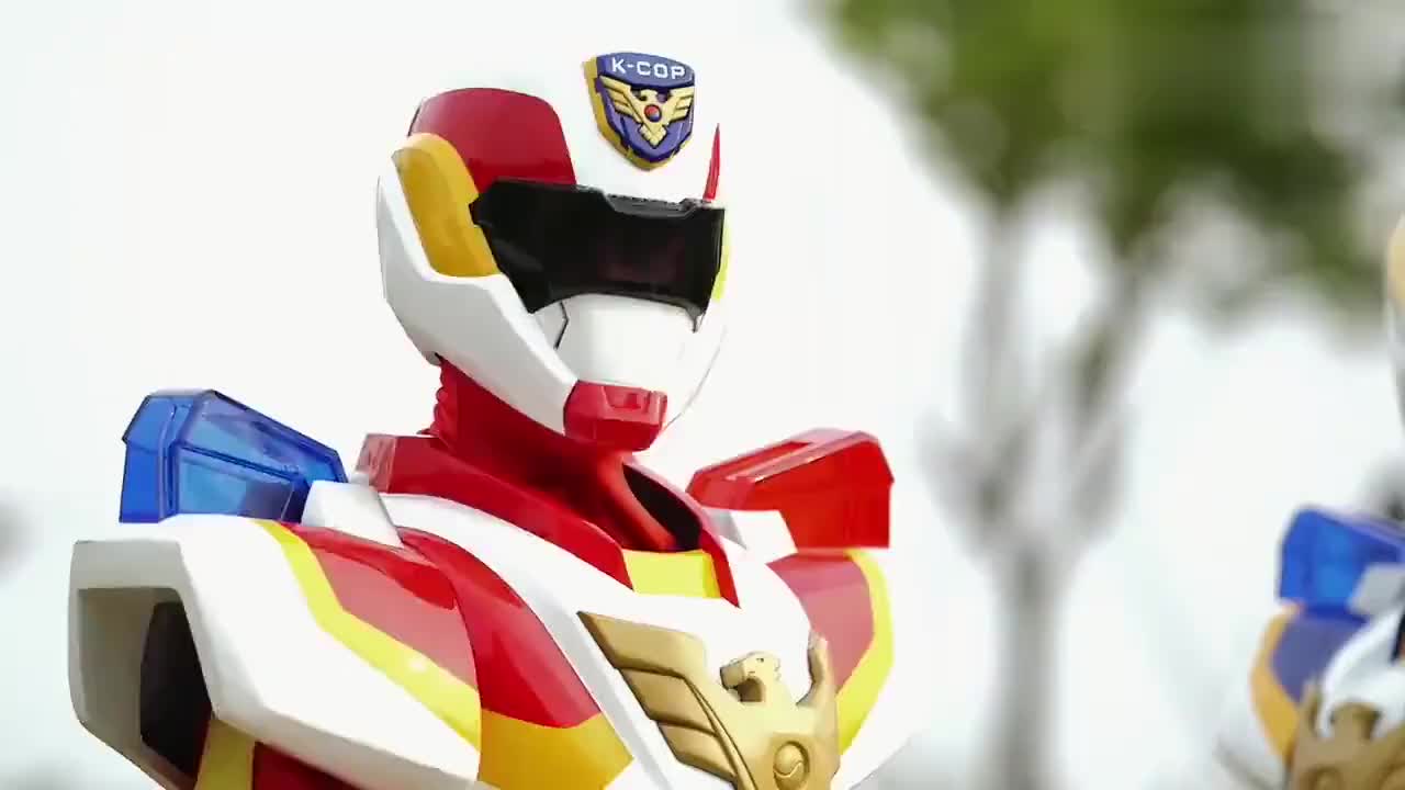 出动凯警红警想要凭借一个人的力量对付泰坦真让人无奈