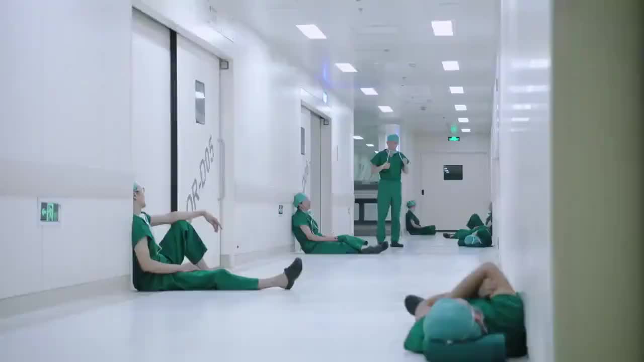 外科风云这一幕真是泪奔院长做完手术出来发现医生都累瘫了