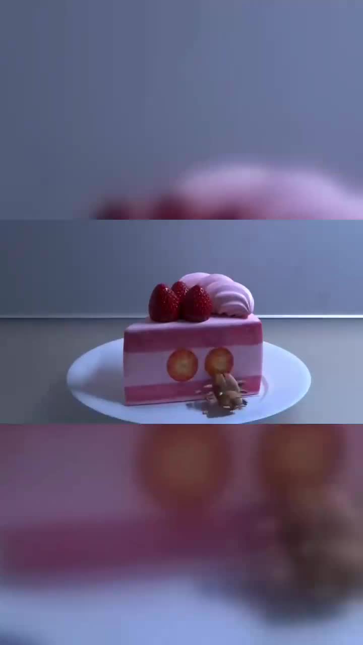 贝肯熊:美女发现蟑螂了,蟑螂在吃她蛋糕,美女尖叫起来了!