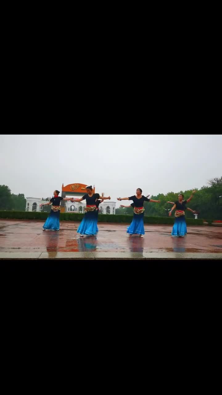 雨中的傣族舞《水月亮》歌醉舞美醉人心扉 为老师们的精神点赞