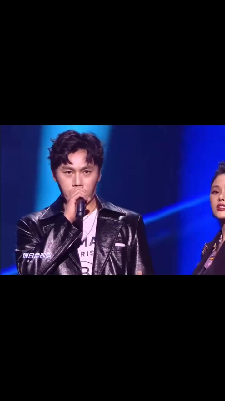 伊能静秦昊合体唱歌,伊能静当众亲吻秦昊大秀恩爱啊