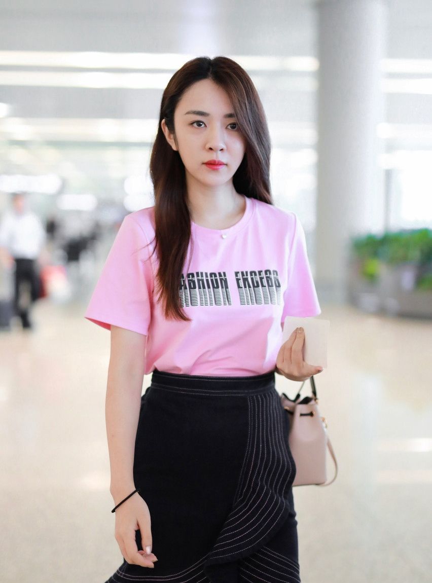 明星美照,图一女星王晓晨机场美照,粉色更显肤白貌美!