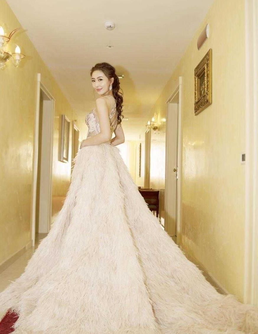 周知很有阔太气质范扎发搭配连衣裙出席活动高级优雅