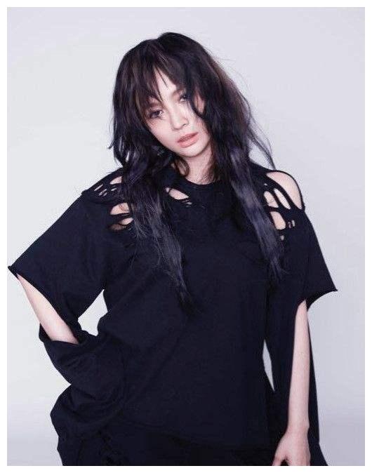 90后和80而那个时候的飞儿乐队三人也是非常要好的朋友,并且三个人