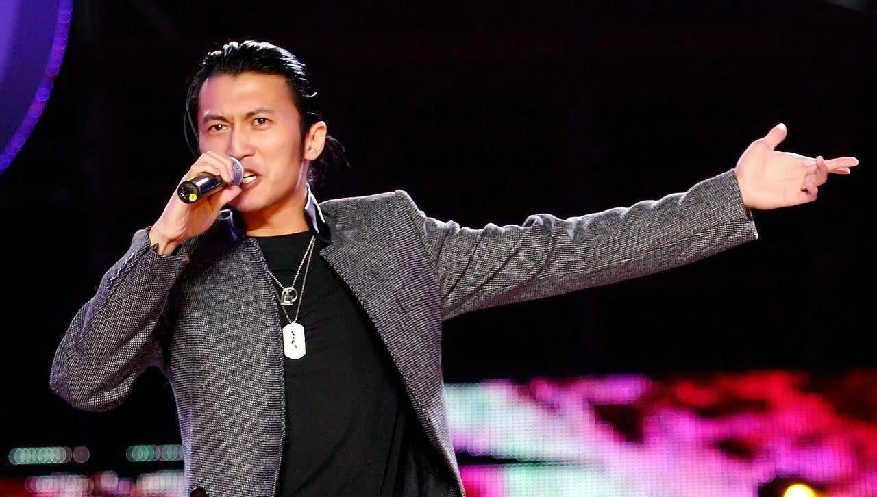 谢霆锋不仅歌唱的好,感情也是相当深入,每次唱歌的时候他都激情迸发