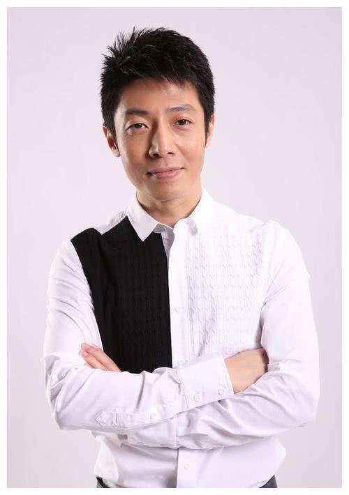 她曾是央视最美主持人跟撒贝宁有过一段情如今38岁仍单身