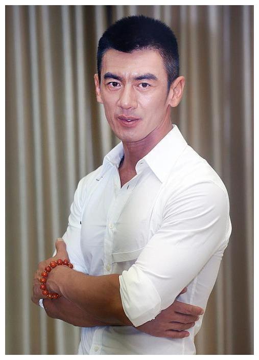 他曾是郑伊健保镖,在最穷时妻子嫁给他,如今是银幕"特种兵王"|任天野