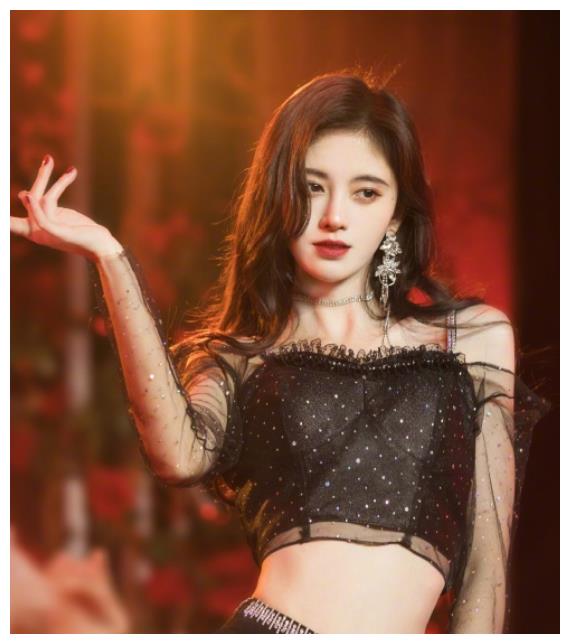 被质疑垫肩?鞠婧祎穿露肩装现身,直角肩部线条太美,锁骨要火了