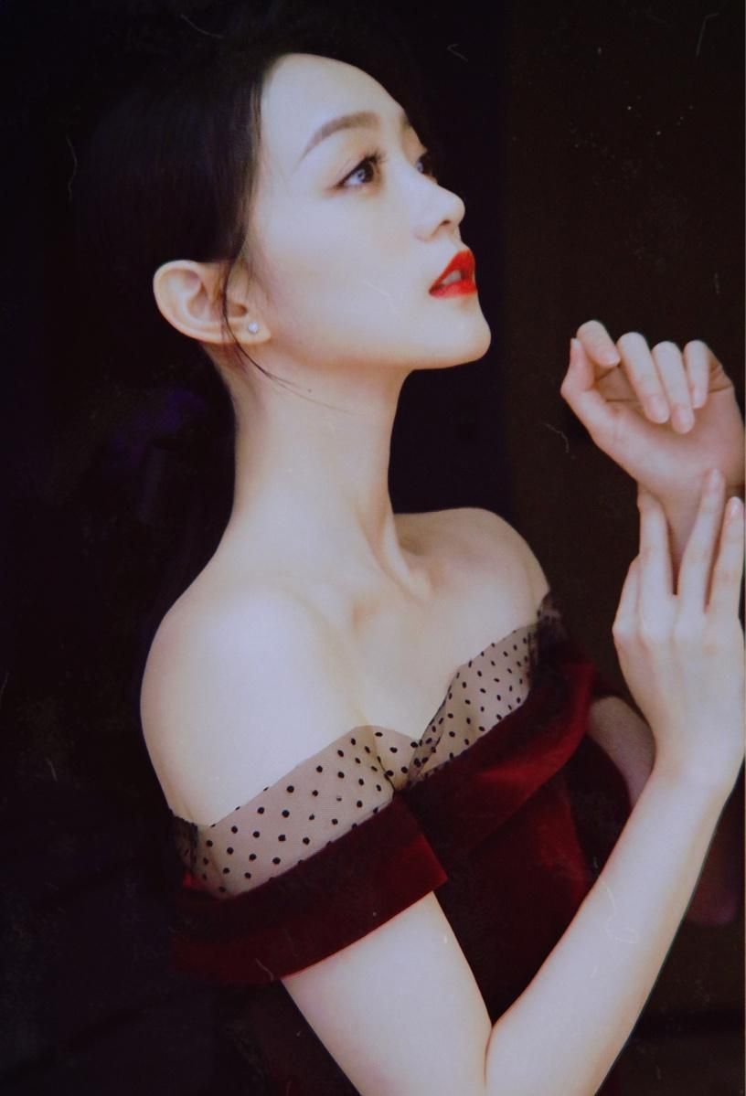 何泓姗一袭长裙,气质高贵,美丽大方,优雅迷人__财经头条