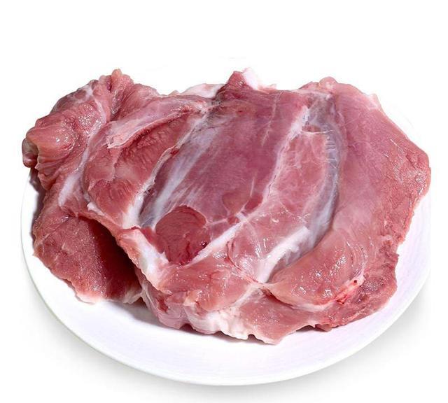 二做法买回来的猪后座肉放冰箱里稍冻一下后,成型后拿出来切成4cm见方