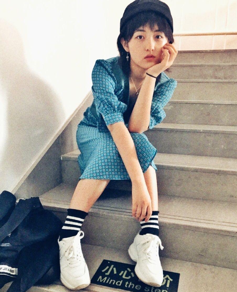 张子枫太清纯,白t恤搭背带牛仔裤,戴上贝雷帽好俏皮__财经头条