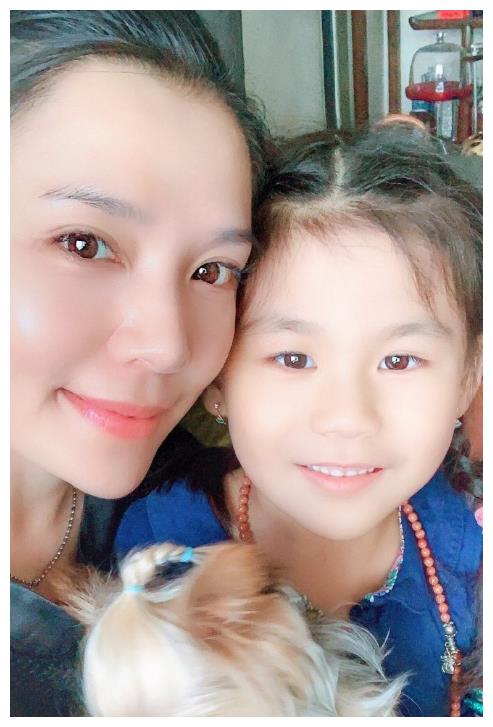 44岁李佳璇晒照,丈夫去世后退出娱乐圈,为其守寡6年孑然一身