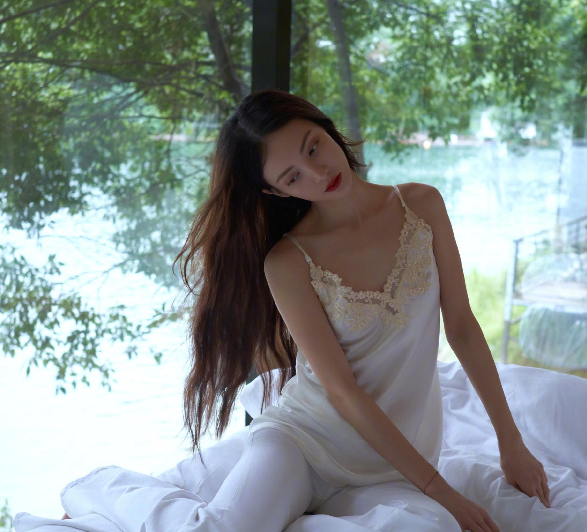 金晨的身材非常的适合去穿礼服,特别是那种紧身的款式,她的这一身不仅