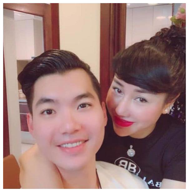 43岁女富豪嫁给28岁男演员两年后为他生下双胞胎如今过得怎样