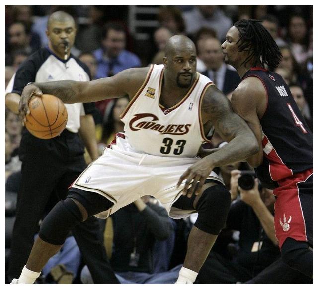 奥尼尔作为历史最具统治力的中锋,也曾遭遇小土豆羞辱式的大帽,在09